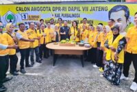 Ketua MPR RI, Bambang Soesatyo fose bersama para kader Partai Golkar di Kabupaten Purbalingga, Jawa Tengah, Sabtu (18/11/23).