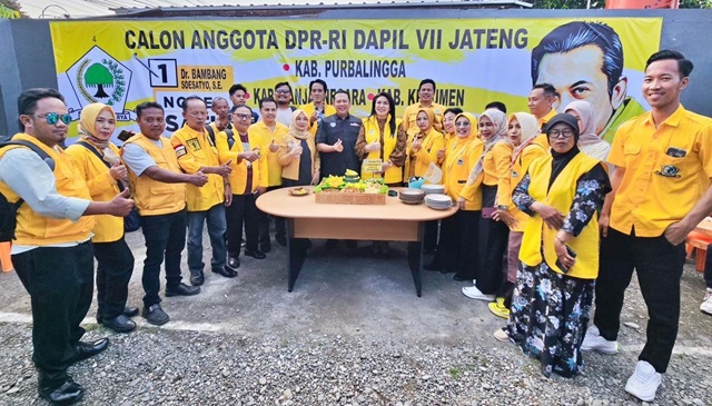 Ketua MPR RI, Bambang Soesatyo fose bersama para kader Partai Golkar di Kabupaten Purbalingga, Jawa Tengah, Sabtu (18/11/23).