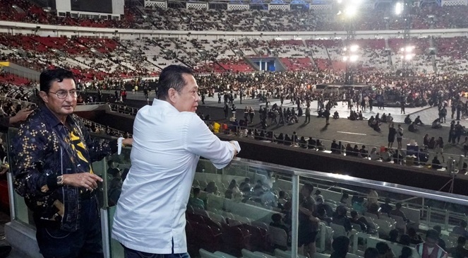 Ketua MPR RI, Bambang Soesatyo saat menghadiri gelaran konser Coldplay, di GBK Senayan, Rabu malam (15/11/2023).