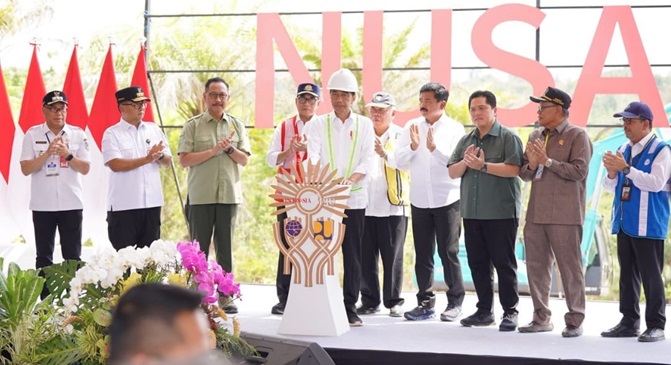 Groundbreaking Bandara Internasional IKN yang ditandai dengan penekanan tombol oleh Presiden Jokowi yang didampingi sejumlah Menteri Kabinet Indonesia Maju, termasuk Menteri ATR/Kepala BPN, Hadi Tjahjanto; serta Kepala Otorita IKN dan Pj Gubernur Kalimantan Timur.