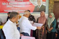 Anggota DPR RI, H Rachmat Hidayat saat menyerahkan dana hibah kewirausahaan kepada kelompok usaha UMKM di wilayah Lombok Barat.