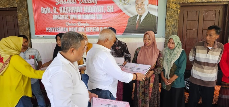 Anggota DPR RI, H Rachmat Hidayat saat menyerahkan dana hibah kewirausahaan kepada kelompok usaha UMKM di wilayah Lombok Barat.