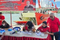 Suasana layanan kesehatan yang diberikan oleh tim medis PDIP di RS Apung Laksamana Malahayati.