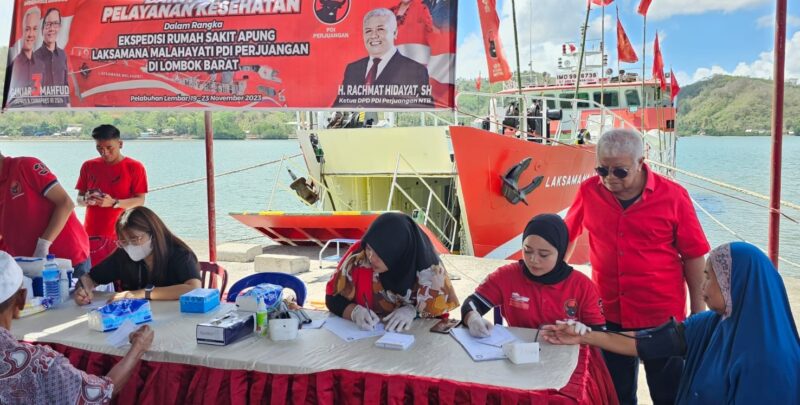 Suasana layanan kesehatan yang diberikan oleh tim medis PDIP di RS Apung Laksamana Malahayati.