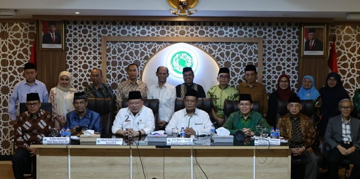 Ketua DPD RI, AA LaNyalla Mahmud Mattalitti (tiga depan dari kiri) bersama jajaran saat bersilaturahmi dengan pengurus MUI Pusat.