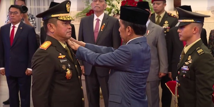 Presiden Jokowi saat menyematkan tanda pangkat jabatan KSAD kepada Maruli Simanjuntak.
