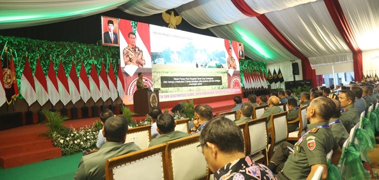 Mentan, Andi Amran Sulaiman saat hadir sebagai pembicara “Simposium Geopolitik dan Geostrategis Global Serta Pengaruhnya Terhadap Indonesia Tahun 2023”, di Lapangan Bhineka Tunggal Ika, Kementerian Pertahanan (Kemenhan), Jakarta, Kamis (2/11/2023).
