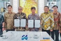 Ketua MPR RI, Bambang Soesatyo fose bersama usai menyaksikan penandatanganan Perjanjian Usaha Bersama antara PT Tae Hang Indonesia dengan PT Ventures Indonesia, di Jakarta, Kamis (9/11/2023).