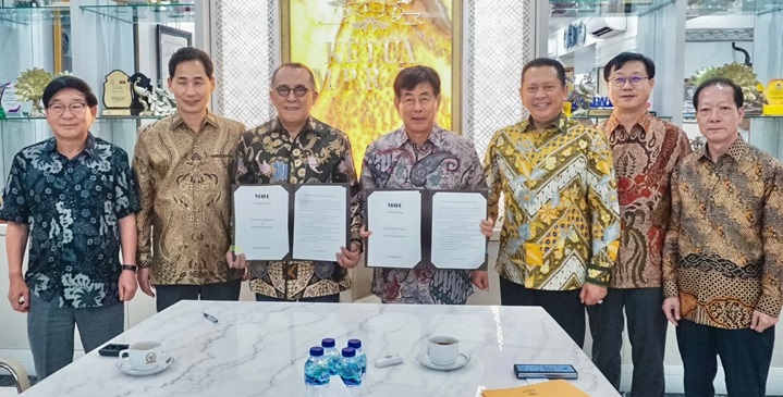 Ketua MPR RI, Bambang Soesatyo fose bersama usai menyaksikan penandatanganan Perjanjian Usaha Bersama antara PT Tae Hang Indonesia dengan PT Ventures Indonesia, di Jakarta, Kamis (9/11/2023).