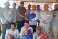 Pemberian bantuan secara simbolis kepada Ketua KPKJA Cirata.