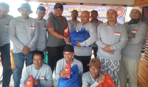 Pemberian bantuan secara simbolis kepada Ketua KPKJA Cirata.