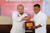 Ketua DPD RI, AA LaNyalla Mahmud Mattalitti saat memberikan cinderamata kepada Bupati Ponorogo, Sugiri Sancoko.