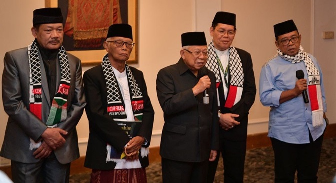 Wapres yang juga Ketua Dewan Pertimbangan MUI, KH Ma’ruf Amin saat memberikan keterangan pers usai memimpin Rapat Paripurna Dewan Pimpinan MUI Tahun 2023, di Ballroom Hotel Aryaduta Menteng, Jakarta Pusat, Jumat siang (17/11/2023).