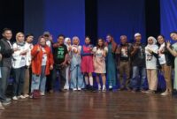 Para relawan GAMA Mataram dan tim relawan GAMA lainnya dengan mengenakan kaos bergambar Ganjar – Mahfud saat berfoto bersama pemain.
