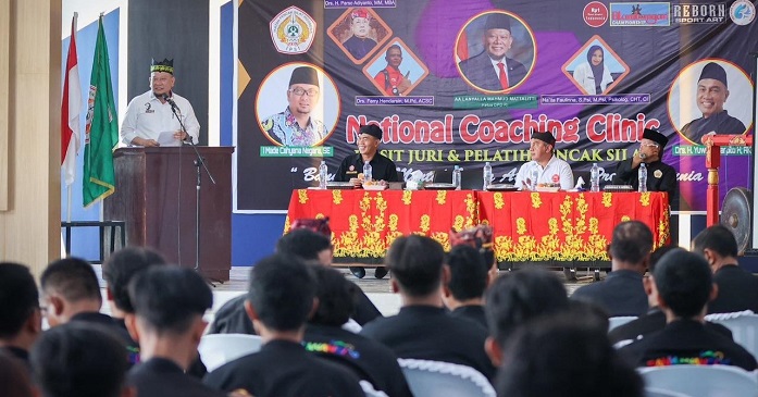 Ketua DPD RI, AA LaNyalla Mahmud Mattalitti berkesempatan membuka kegiatan National Coaching Clinic Wasit, Juri dan Pelatih Pencak Silat 2023, di Aula Kantor Kecamatan Giri Banyuwangi, Rabu (13/12/2023).