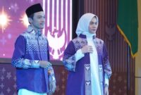 Peragaan seragam batik jemaah haji Indonesia.