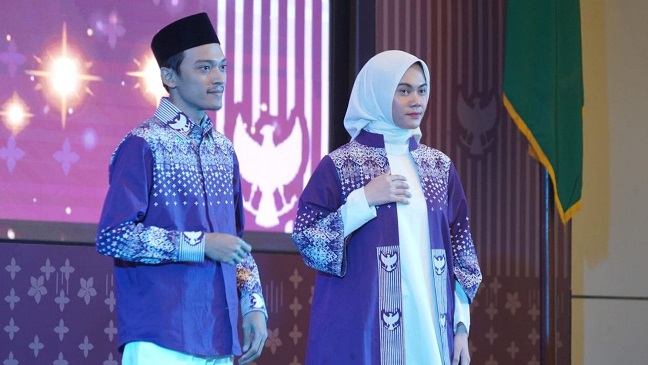 Peragaan seragam batik jemaah haji Indonesia.