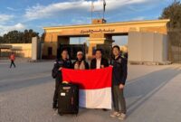 salah seorang WNI, Farid Zanzabil Al Ayubi yang merupakan relawan Mer-C saat dievakuasi keluar dari Gaza.