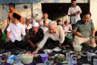 Capres Nomor Urut 3, Ganjar Pranowo saat membaur dengan rakyat.