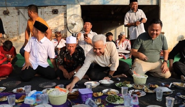 Capres Nomor Urut 3, Ganjar Pranowo saat membaur dengan rakyat.