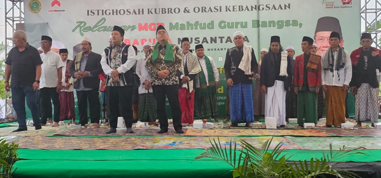 Suasana kegiatan Istighosah Kubro dan Orasi Kebangsaan yang dimotori oleh Relawan MGB NTB bersama ratusan tuan guru se-Pulau Lombok yang tergabung dalam Baruda Nusantara mendeklarasikan dukungan kepada pasangan capres dan cawapres nomor urut 3, Ganjar Pranowo – Mahfud MD agar menang sebagai Presiden dan Wapres periode 2024 – 2029 pada Pilpres 14 Februari 2024.