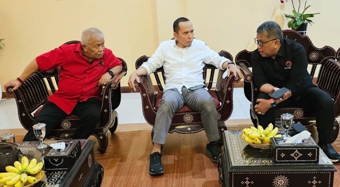 DARI KIRI: Ketua DPD PDIP NTB, H Rachmat Hidayat; TGB HM Zainul Majdi; Sekjen DPP PDIP, Hasto Kristiyanto.