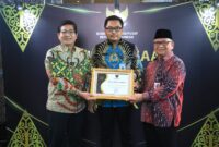 Deputi Bidang Administrasi Setjen DPD RI, Lalu Niqman Zahir (tengah) fose bersama usai menerima penghargaan informasi publik peringkat pertama dari Komisioner Komisi Informasi Pusat, Handoko Agung Saputro.