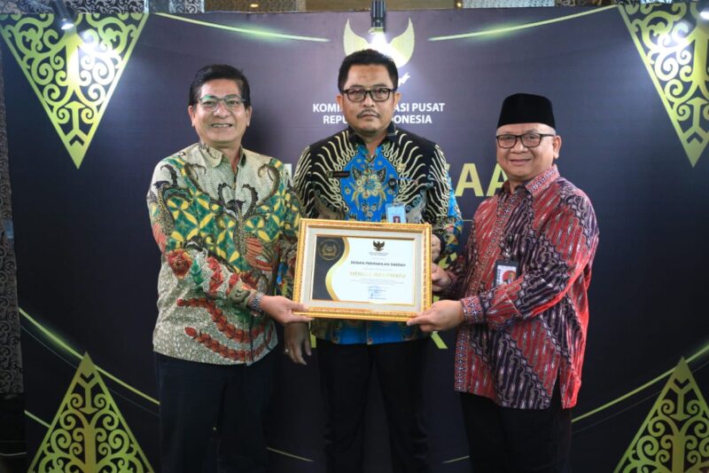 Deputi Bidang Administrasi Setjen DPD RI, Lalu Niqman Zahir (tengah) fose bersama usai menerima penghargaan informasi publik peringkat pertama dari Komisioner Komisi Informasi Pusat, Handoko Agung Saputro.
