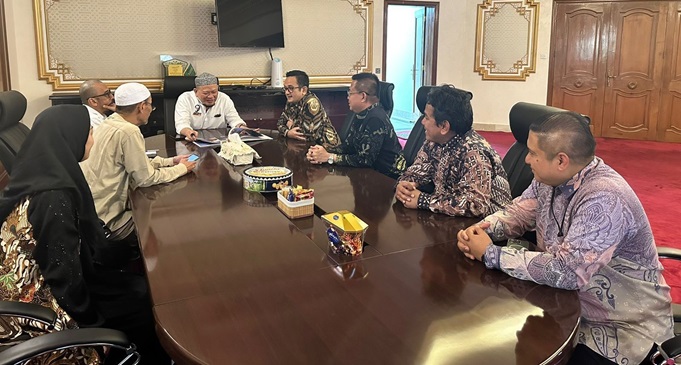 Ketua DPD RI, AA LaNyalla Mahmud Mattalitti saat mempertemukan Jajaran KJRI Jeddah dengan Kantor Urusan Haji di Jeddah, pada Kamis (7/12/2023) waktu setempat.