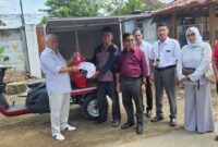 H Rachmat Hidayat saat menyerahkan bantuan motor roda tiga wirausaha untuk penderita disabilitas di Desa Lembar, Kecamatan Lembar, Kabupaten Lombok Barat (Lobar).