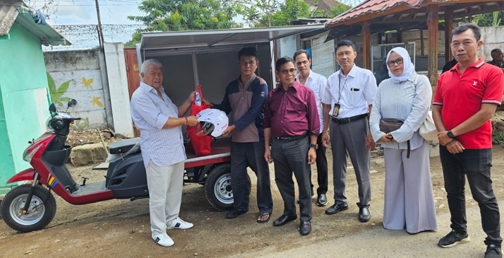 H Rachmat Hidayat saat menyerahkan bantuan motor roda tiga wirausaha untuk penderita disabilitas di Desa Lembar, Kecamatan Lembar, Kabupaten Lombok Barat (Lobar).