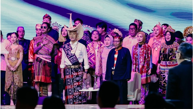 Pasangan Capres dan Cawapres Nomor Urut 3, Ganjar Pranowo - Mahfud MD tampil beda dari 2 pasangan calon lainnya saat debat cawapres 2024, di JCC Senayan, Jakarta, Jumat malam (22/12/2023).