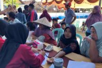 Suasana pengobatan gratis yang berikan oleh tim medis RS Apung Laksamana Malahayati PDIP di Kota Bima.