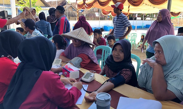 Suasana pengobatan gratis yang berikan oleh tim medis RS Apung Laksamana Malahayati PDIP di Kota Bima.