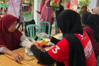 Suasana pengobatan gratis yang diberikan oleh tim medis RS Apung Laksamana Malahayati PDIP di Lapangan Serbaguna, Kelurahan Sadia, Kecamatan Mpunda, Kota Bima.