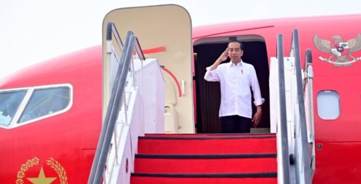 Presiden Jokowi saat bertolak menuju Provinsi Sulawesi Utara, pada Kamis (28/12/2023).