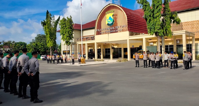 Suasana apel di halaman Mapolres Loteng.