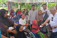 Anggota DPR RI Dapil NTB II/Pulau Lombok dari PDIP, H Rachmat Hidayat saat membagikan bantuan tunai el-nino secara simbolis kepada warga di Kabupaten Lombok Tengah.