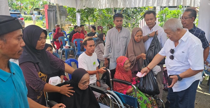 Anggota DPR RI Dapil NTB II/Pulau Lombok dari PDIP, H Rachmat Hidayat saat membagikan bantuan tunai el-nino secara simbolis kepada warga di Kabupaten Lombok Tengah.