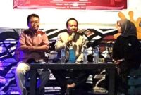 Suasana diskusi ‘’Kekuasaan dan Karikatur’’ yang digelar salah satu kelompok Teater BAM bersama relawan GaMa Mataram, di Kafe Bawah Pohon di Mataram, Kamis malam (21/12/2023).