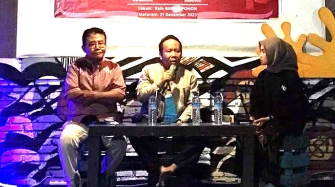 Suasana diskusi ‘’Kekuasaan dan Karikatur’’ yang digelar salah satu kelompok Teater BAM bersama relawan GaMa Mataram, di Kafe Bawah Pohon di Mataram, Kamis malam (21/12/2023).
