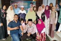 jamaah pengajian berfoto bersama secara bergantian usai kegiatan pengajian rutin ibu-ibu di rumah Baiq Hamidah yang juga merupakan anggota Majlis Taklim An-Nisa Mataram.