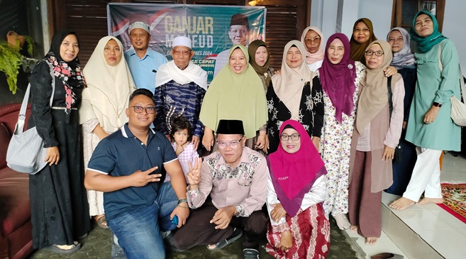 jamaah pengajian berfoto bersama secara bergantian usai kegiatan pengajian rutin ibu-ibu di rumah Baiq Hamidah yang juga merupakan anggota Majlis Taklim An-Nisa Mataram.