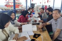 Suasana tim medis RS Apung Laksamana Malahayati, milik PDIP, saat melayani kesehatan gratis kepada masyarakat di Pelabuhan F3, Poto Tano, Kabupaten Sumbawa Barat (KSB), pada Jumat (8/12/2023).