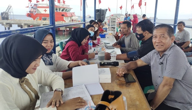 Suasana tim medis RS Apung Laksamana Malahayati, milik PDIP, saat melayani kesehatan gratis kepada masyarakat di Pelabuhan F3, Poto Tano, Kabupaten Sumbawa Barat (KSB), pada Jumat (8/12/2023).