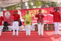 Wakil Ketua DPD RI, Nono Sampono saat mengikuti kegiatan senam tera dalam rangka HUT ke-38 Senam Tera Indonesia (STI) yang berlangsung di Lapangan Parkir Pantai Aloha, PIK 2, Jakarta, Minggu (3/12/2023).