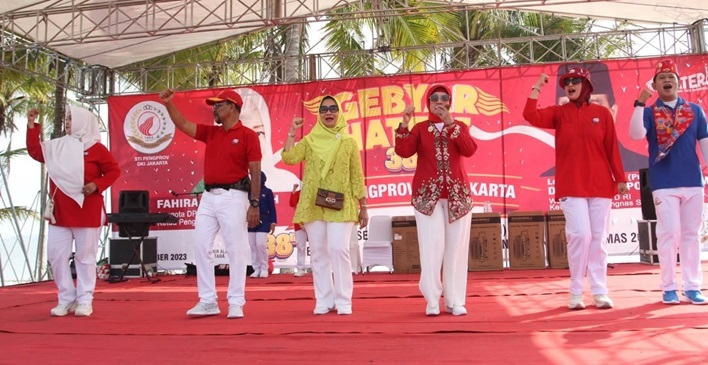 Wakil Ketua DPD RI, Nono Sampono saat mengikuti kegiatan senam tera dalam rangka HUT ke-38 Senam Tera Indonesia (STI) yang berlangsung di Lapangan Parkir Pantai Aloha, PIK 2, Jakarta, Minggu (3/12/2023).