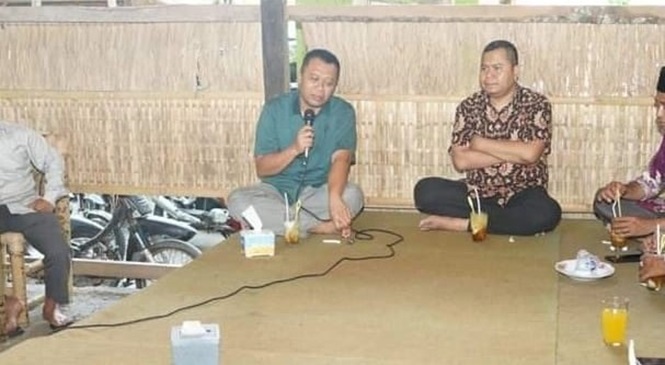 Mantan Gubernur NTB, H Zulkieflimansyah saat memberikan sambutan di sela-sela acara silaturahmi yang digelar oleh Caleg DPR RI dari PKS, H Karman, di salah satu rumah makan di Lombok Tengah.