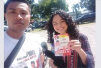 Stiker Caleg Karman PKS saat dipegang putri Anies Baswedan, Permata Baswedan.