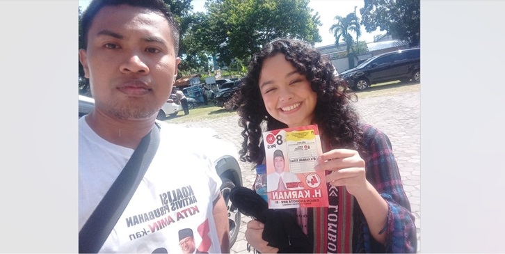 Stiker Caleg Karman PKS saat dipegang putri Anies Baswedan, Permata Baswedan.